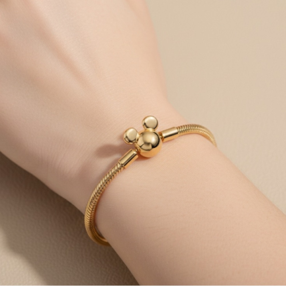 Elegant Gold Bracelet with Iconic Design - Picture 2 of 2